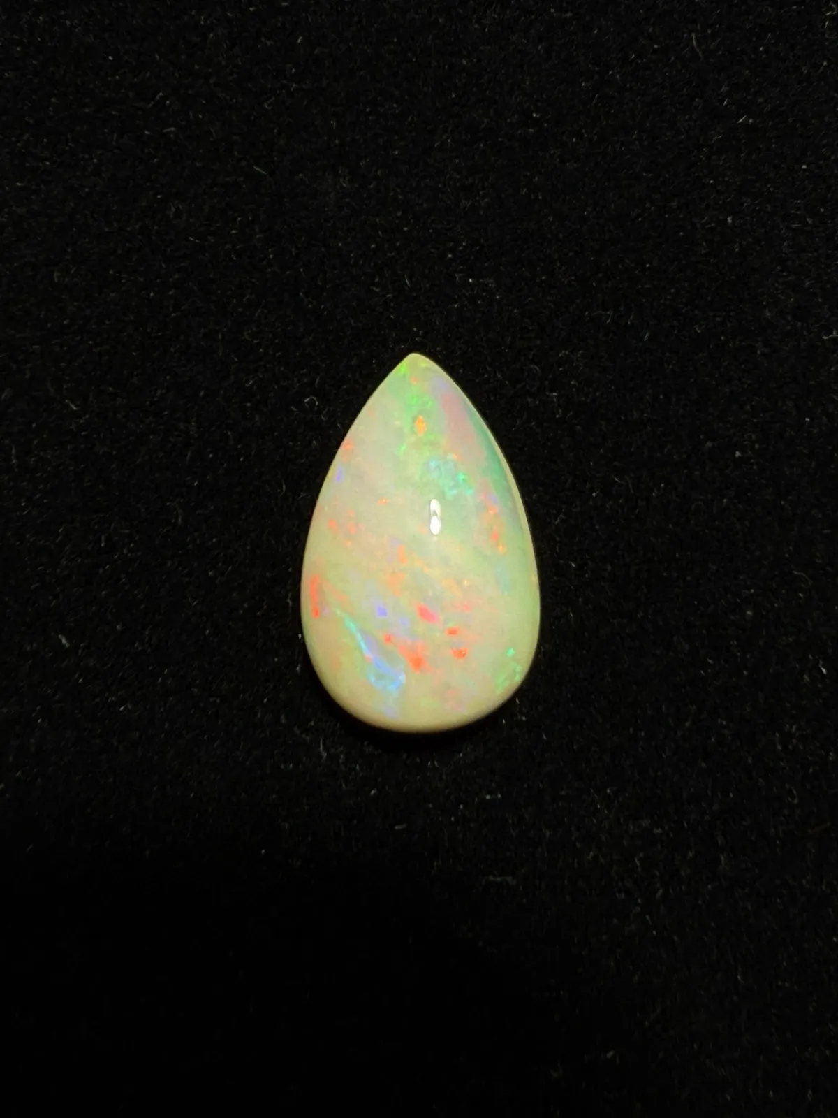 8.29ct天然彩欧泊裸石，尺寸18.4*11.8*8.2mm，颜色美艳，油画般色彩，火彩足。