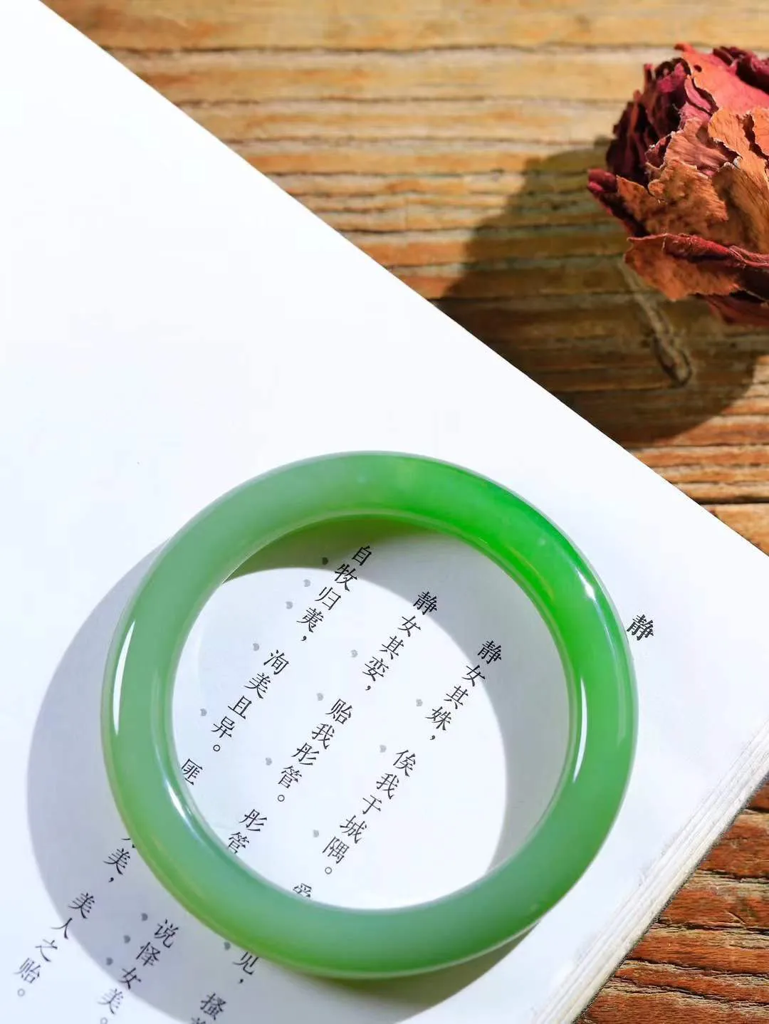 （碧色荡漾.手镯）

精品和田玉碧玉圆条手镯，灼灼其华想像靓妆淡伫 ，腕间绿意跳脱冰壶莹，坐间静对，姑射仙姿潇洒处，艳冶最奇料子油润滋腻镯型饱满，手感上佳。重55.6克   内径58.5mm尺寸10-10.1mm  241051013T