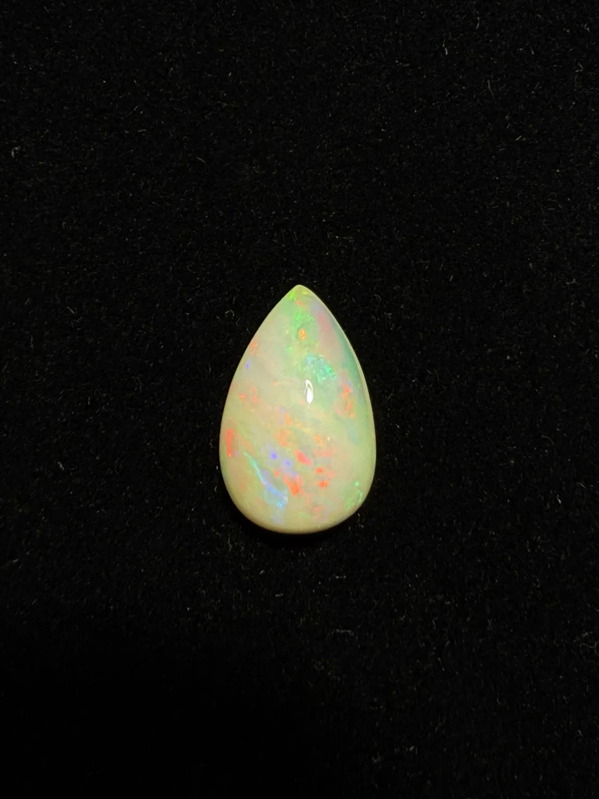 8.29ct天然彩欧泊裸石，尺寸18.4*11.8*8.2mm，颜色美艳，油画般色彩，火彩足。