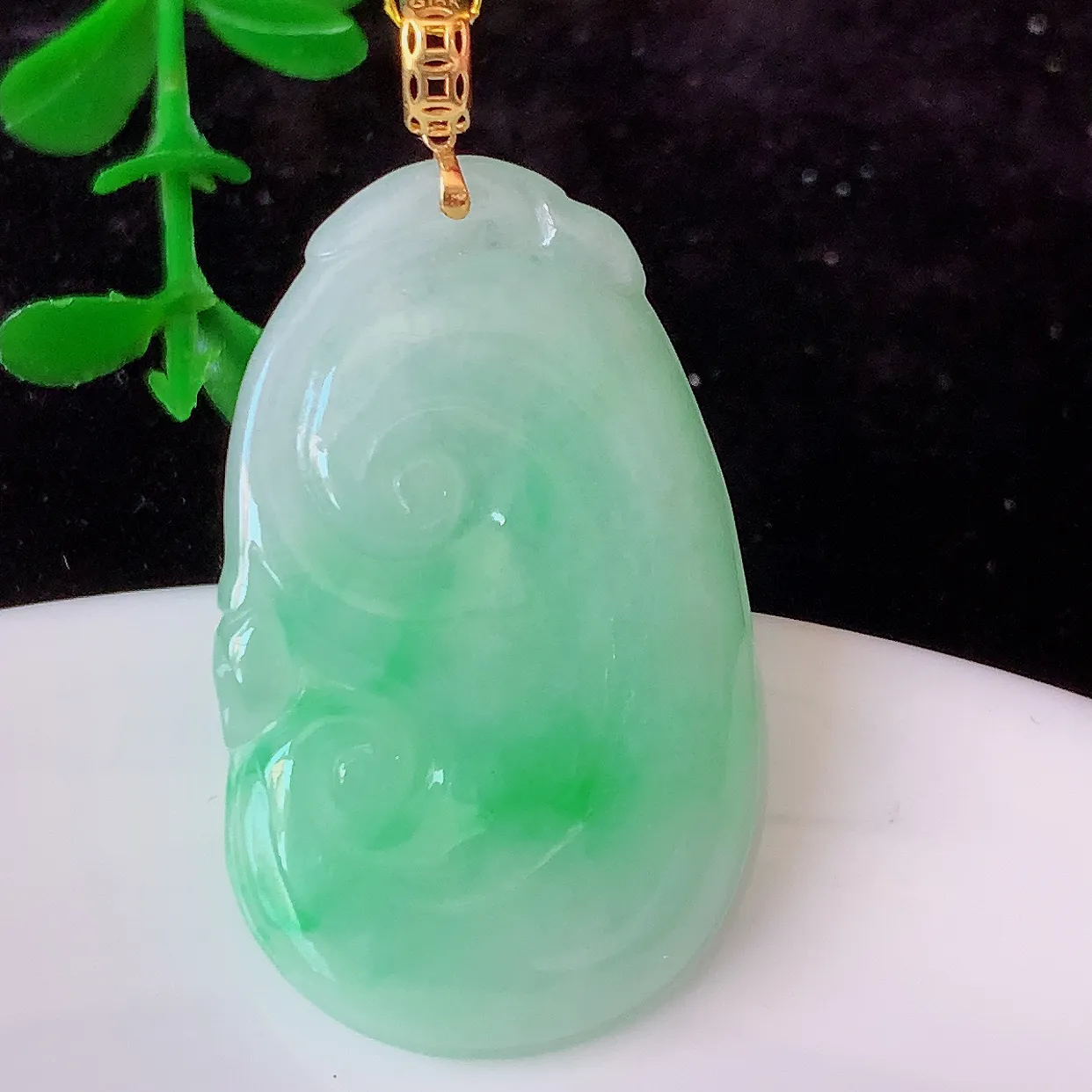 18k金镶嵌飘绿翡翠如意吊坠，沁人心脾，精致典雅的设计，为佩戴者，增添色彩，送礼自留都是佳品选择！#35.17