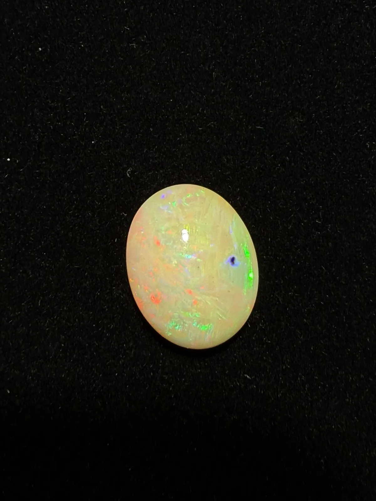 6.725ct天然彩欧泊裸石，尺寸16.5*12.9*7.3mm，颜色美艳，油画般色彩，火彩足。