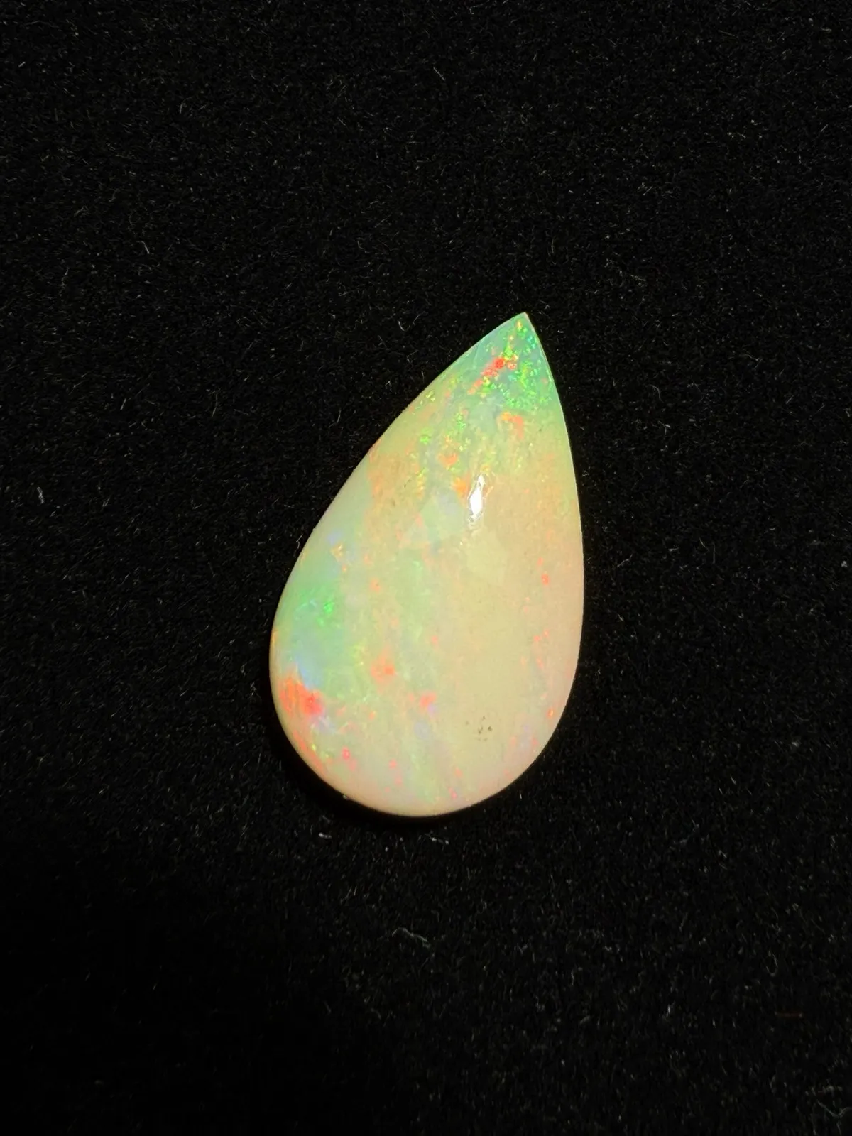 8.02ct天然彩欧泊裸石，尺寸21.8*12.8*6.6mm，颜色美艳，油画般色彩，火彩足。