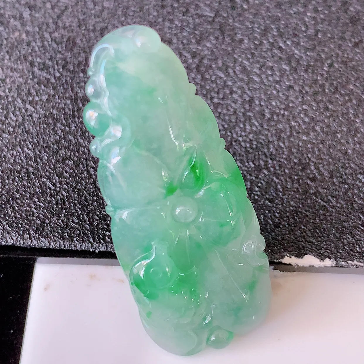 自然光实拍，冰飘花翡翠荷叶鱼、和和美美玉坠，财源广进，自然隐逸、荷本是素不着尘之物，有和美之寓意。#05.17