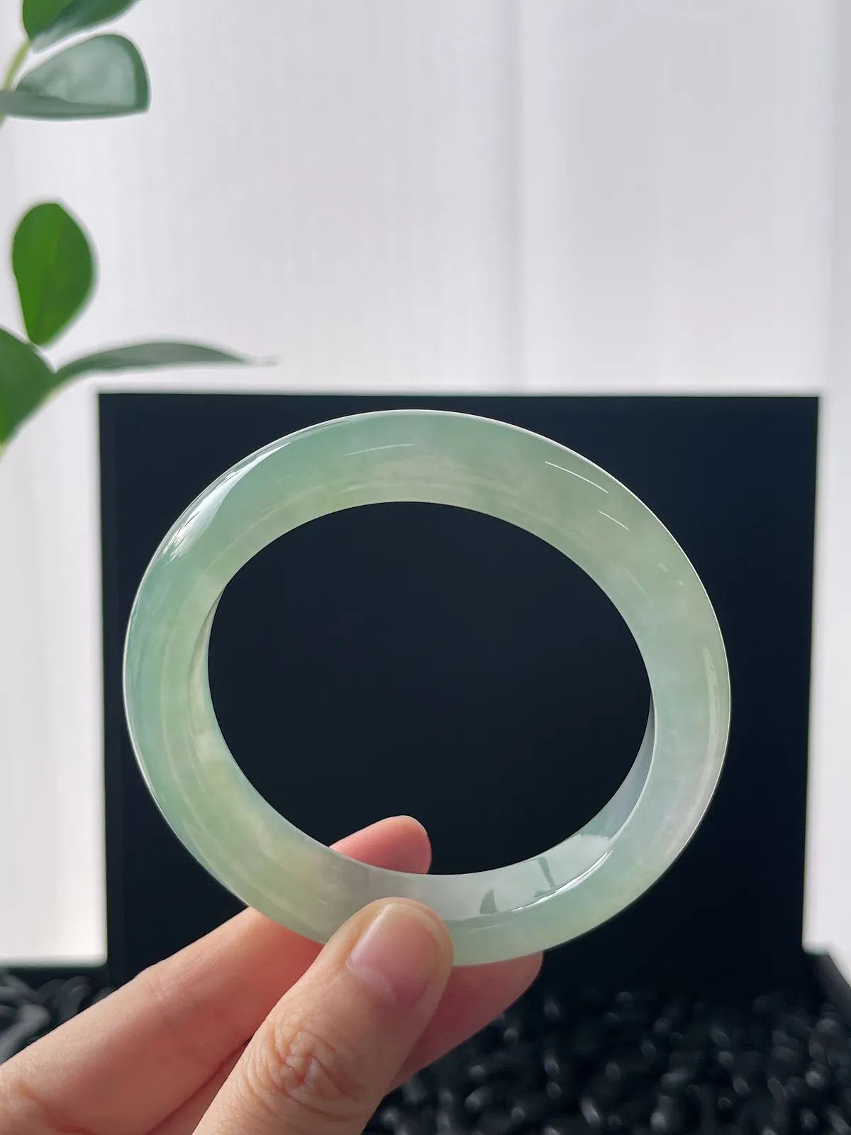 正圈58.2圈口，翡翠冰糯种淡绿色手镯