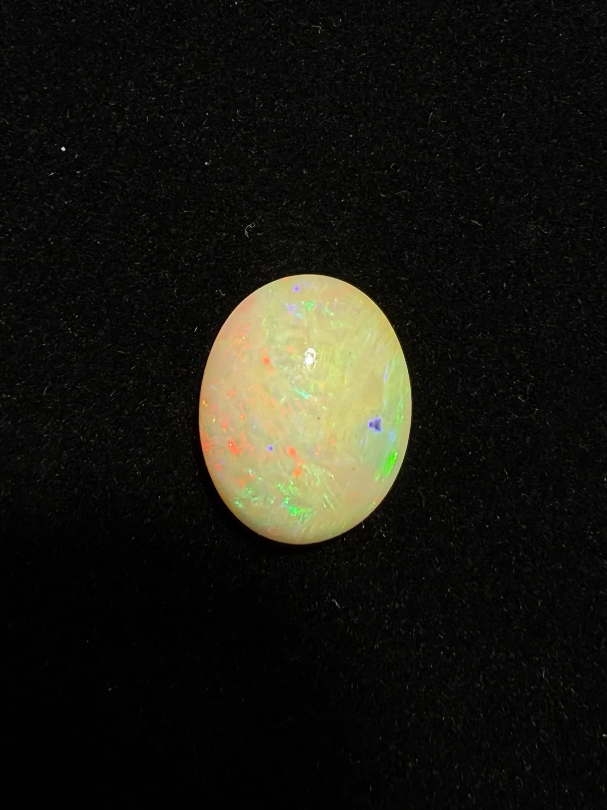6.725ct天然彩欧泊裸石，尺寸16.5*12.9*7.3mm，颜色美艳，油画般色彩，火彩足。