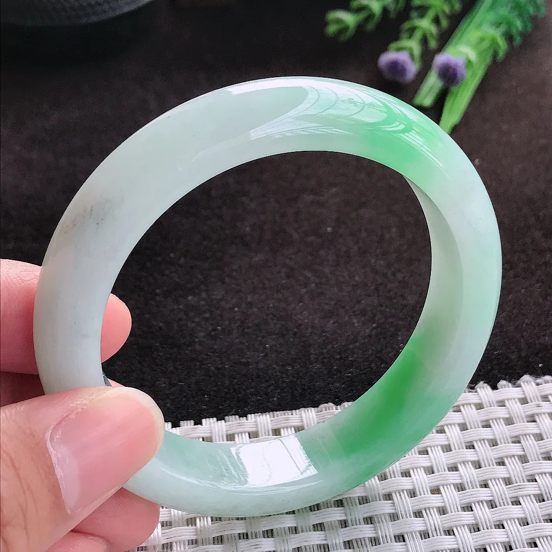 自然光56/13.3/8.5老坑精美温润飘绿宽边手镯翡翠玉镯子美人镯手环