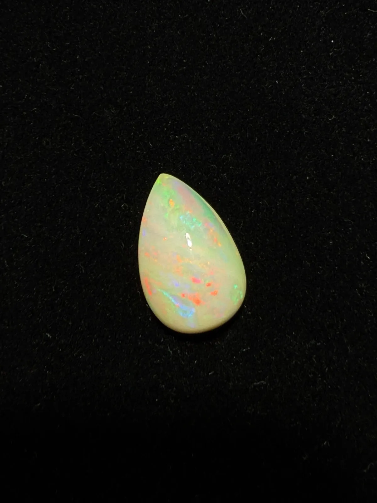 8.29ct天然彩欧泊裸石，尺寸18.4*11.8*8.2mm，颜色美艳，油画般色彩，火彩足。