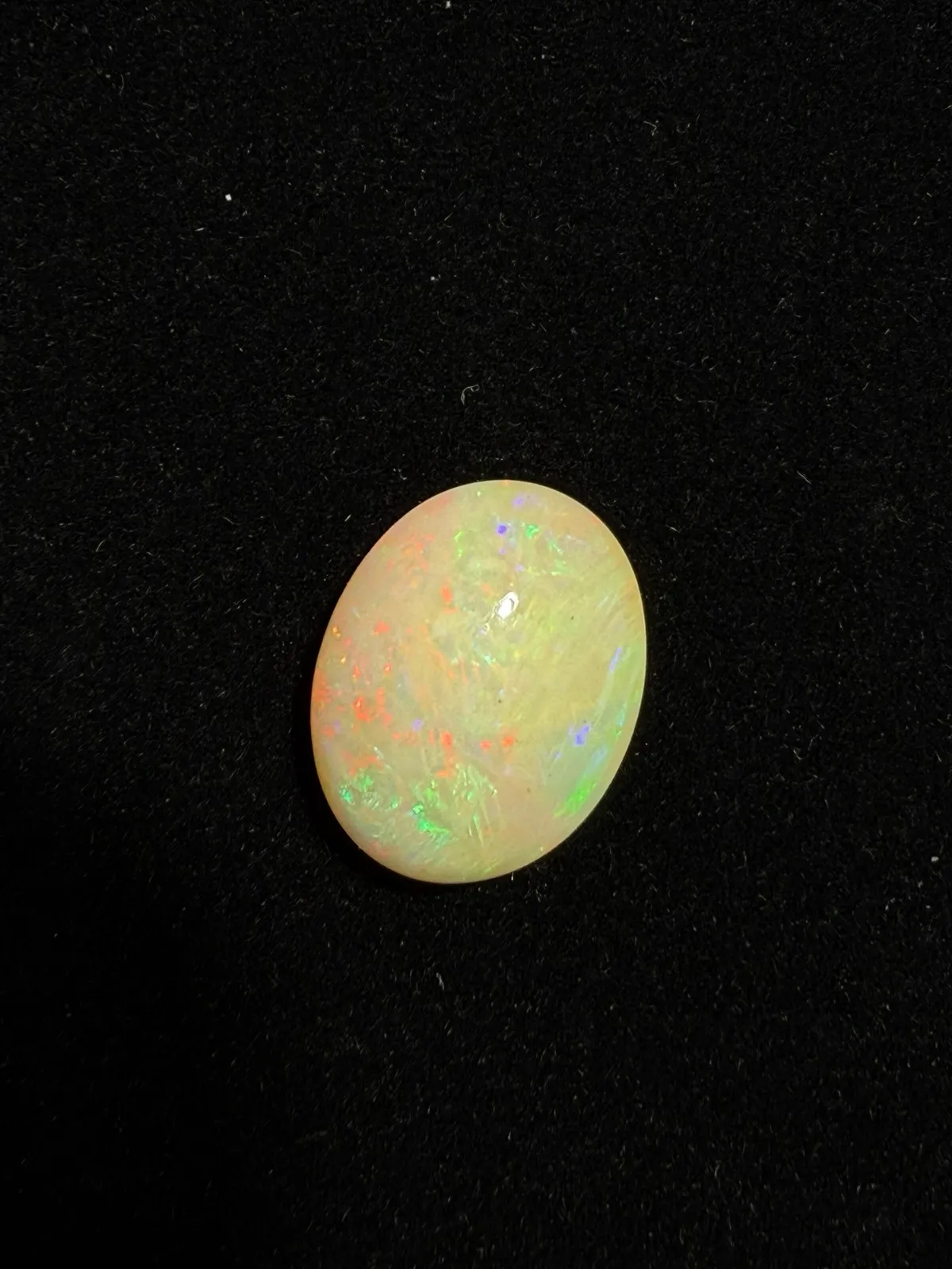 6.725ct天然彩欧泊裸石，尺寸16.5*12.9*7.3mm，颜色美艳，油画般色彩，火彩足。