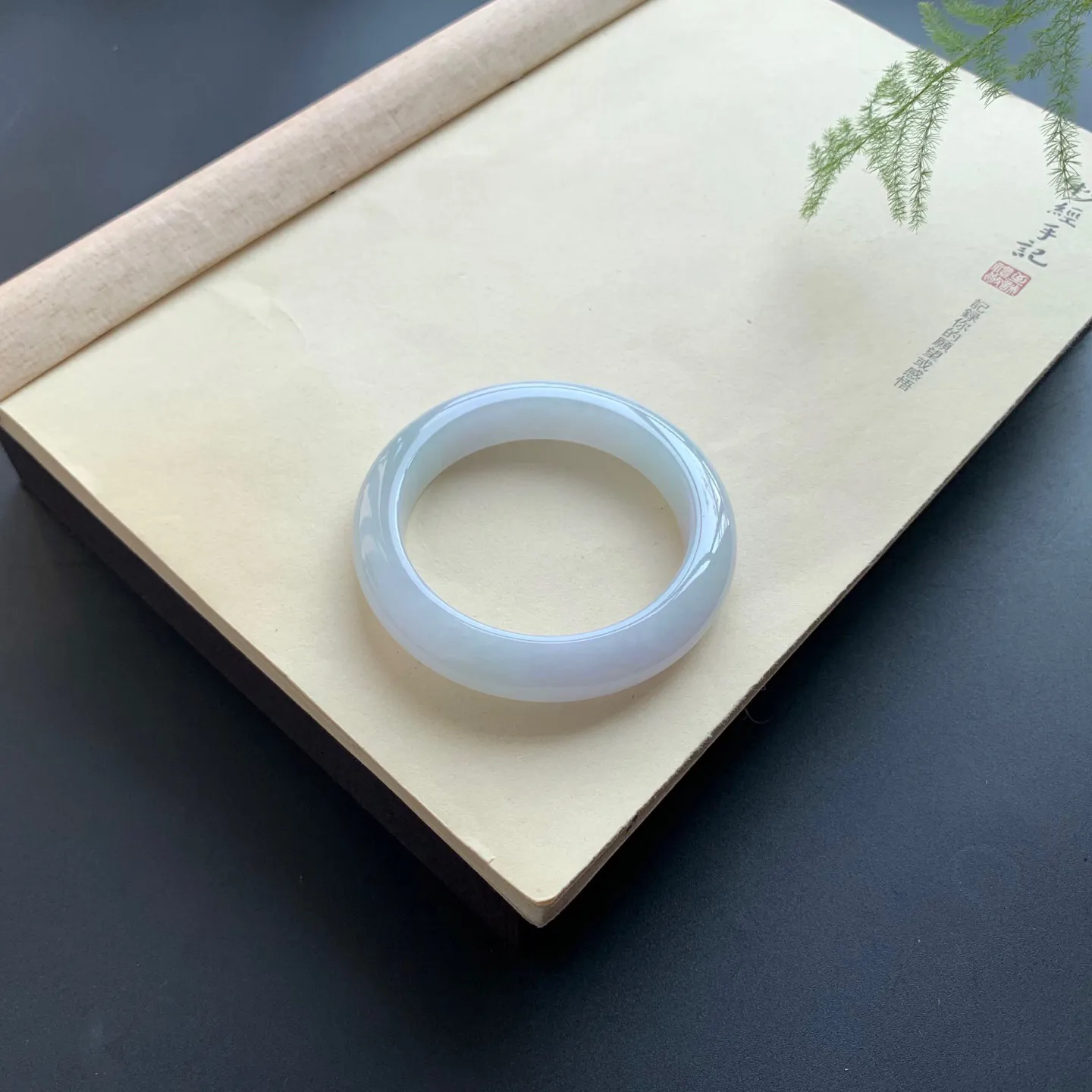 55.2圈口细糯正圈手镯 尺寸：55.2-12.5-9.6，无纹裂，白净光滑，版型厚装