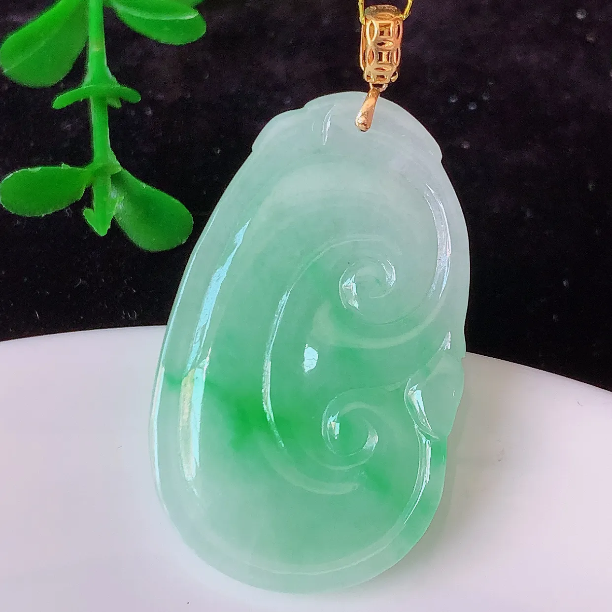 18k金镶嵌飘绿翡翠如意吊坠，沁人心脾，精致典雅的设计，为佩戴者，增添色彩，送礼自留都是佳品选择！#35.17
