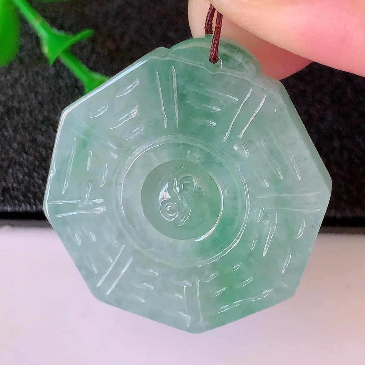 自然光实拍，冰胶飘花翡翠招财八卦吊坠，翠色灵动，种老水足，寓意好，品相佳，佩戴佳品！#46.17