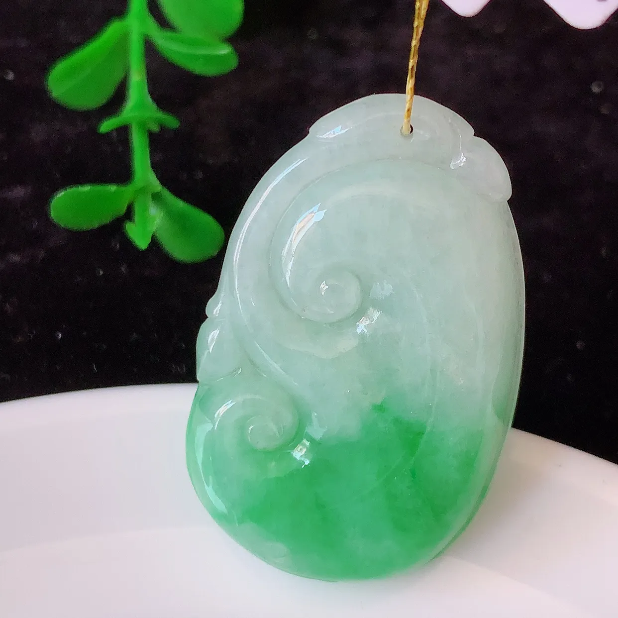 自然光实拍，冰润飘绿翡翠如意吊坠，上身效果非常美，饱满大气，工艺美，万事如意，如意一生，#35.17