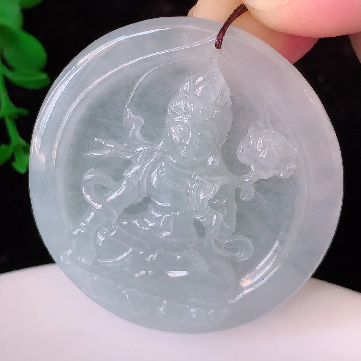 自然光实拍，冰种翡翠观音菩萨吊坠，赐福观音，玉润通透，慈祥端庄！#05.17