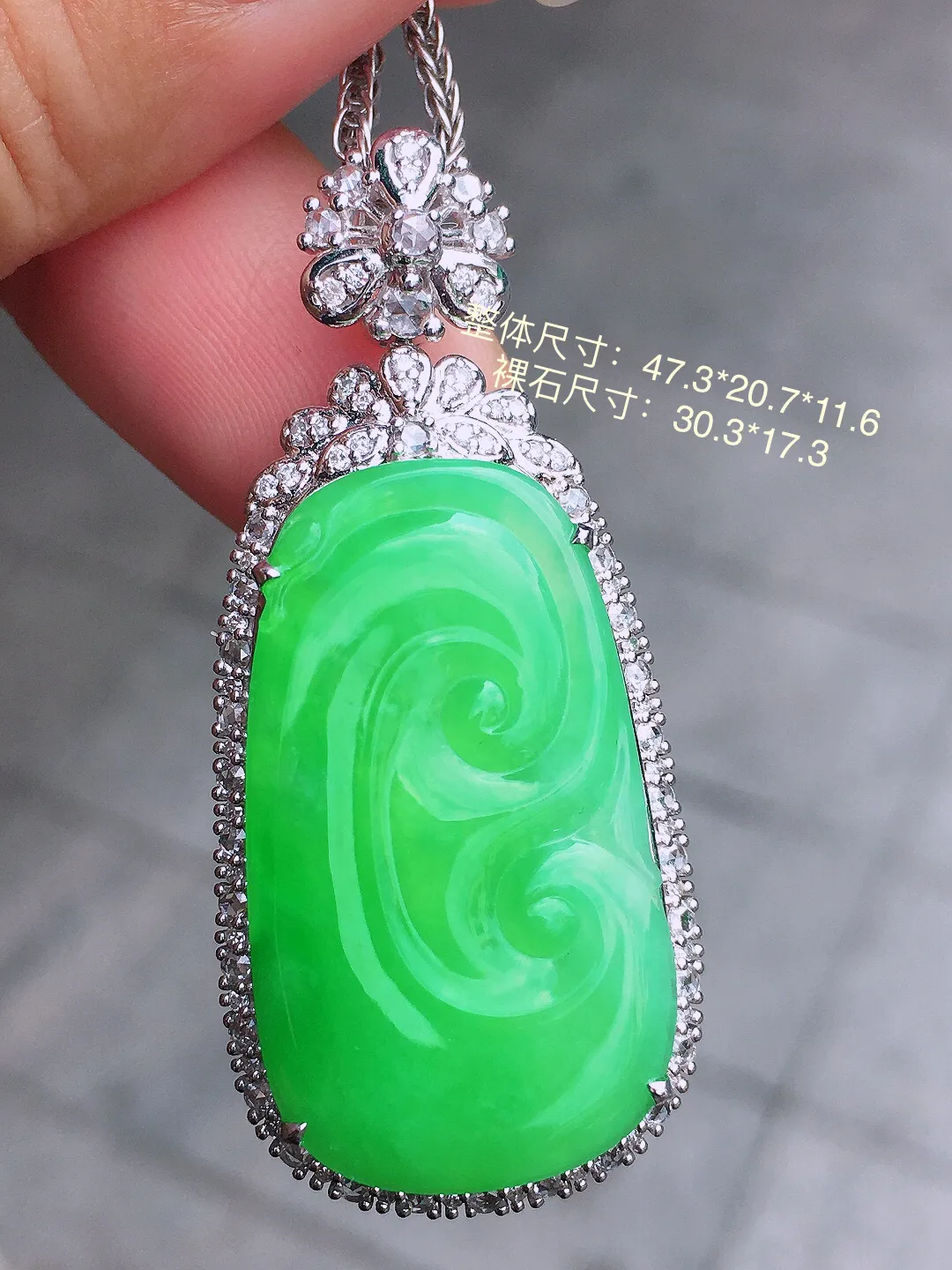 阳绿如意吊坠，色泽均匀艳丽，玉质细腻，荧光感超
强，饱满圆润，尽显优雅气质，18k
金豪华镶嵌