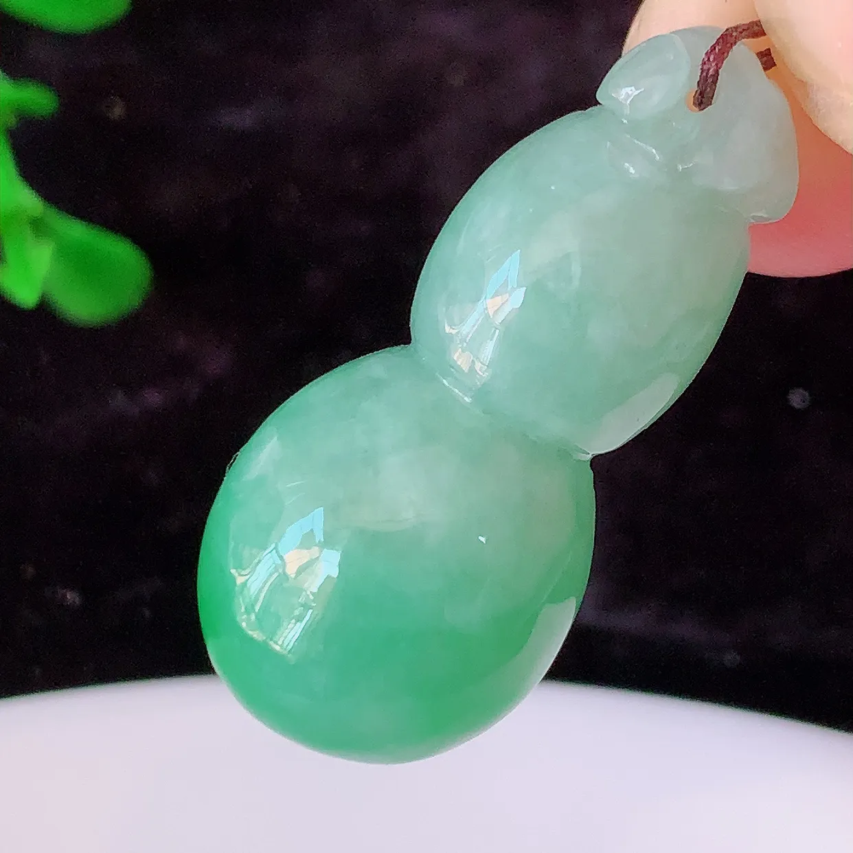 自然光实拍，冰润飘绿翡翠葫芦吊坠，寓意福禄双全，财源滚滚，清新脱俗，佩戴效果优雅迷人！#05.17
