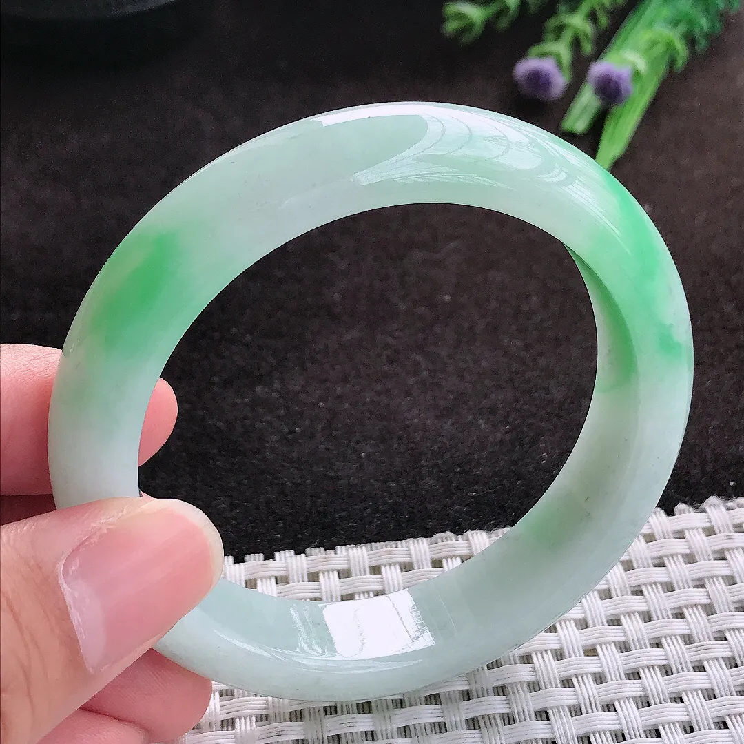 自然光56/13.3/8.5老坑精美温润飘绿宽边手镯翡翠玉镯子美人镯手环