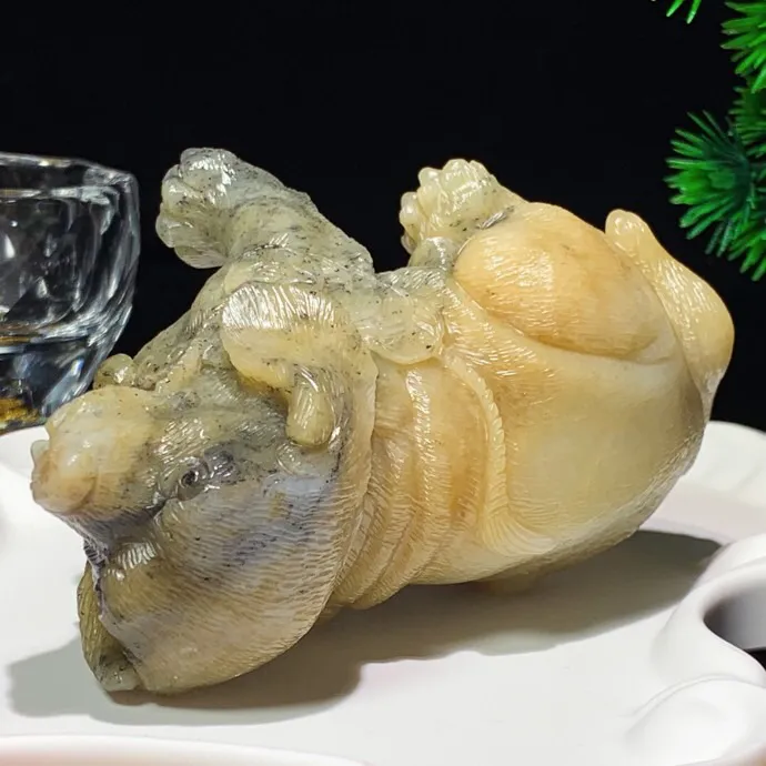 新疆且末糖旺财狗摆件 。尺寸86/86/60重462克   玉质细腻油润 底色纯净 脂粉好，品质好。lt251018