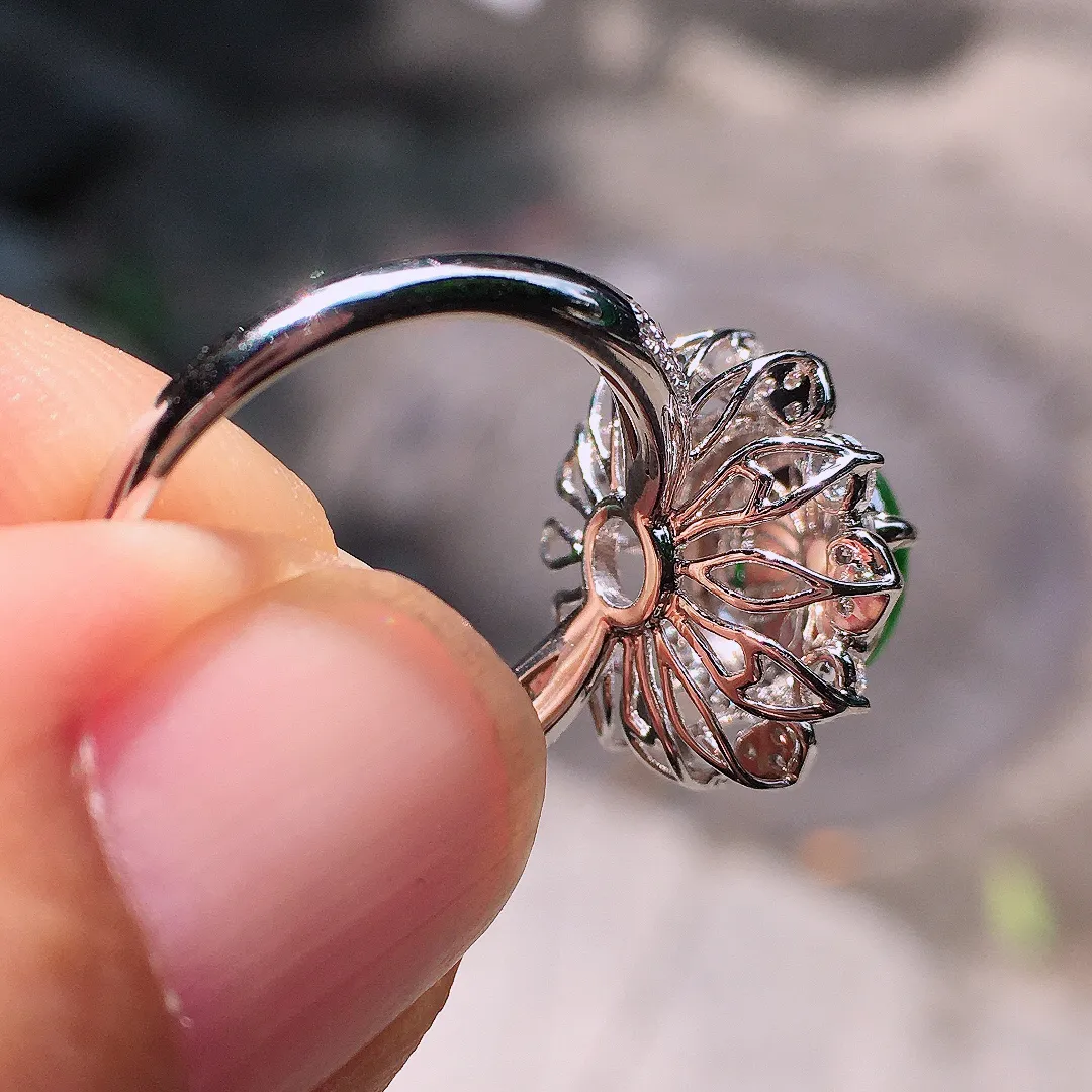 阳绿蛋面戒指，色泽均匀艳丽，玉质细腻，荧光感超
强，饱满圆润，尽显优雅气质，18k
金豪华镶嵌