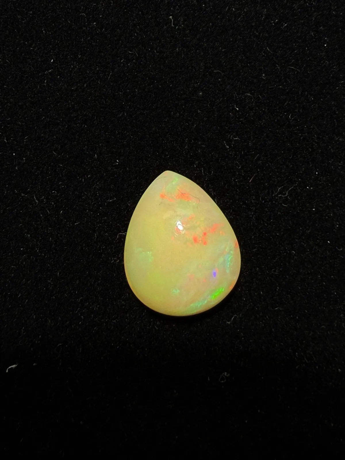 6.241ct天然彩欧泊裸石，尺寸15.7*12.7*6.8mm，颜色美艳，油画般色彩，火彩足。