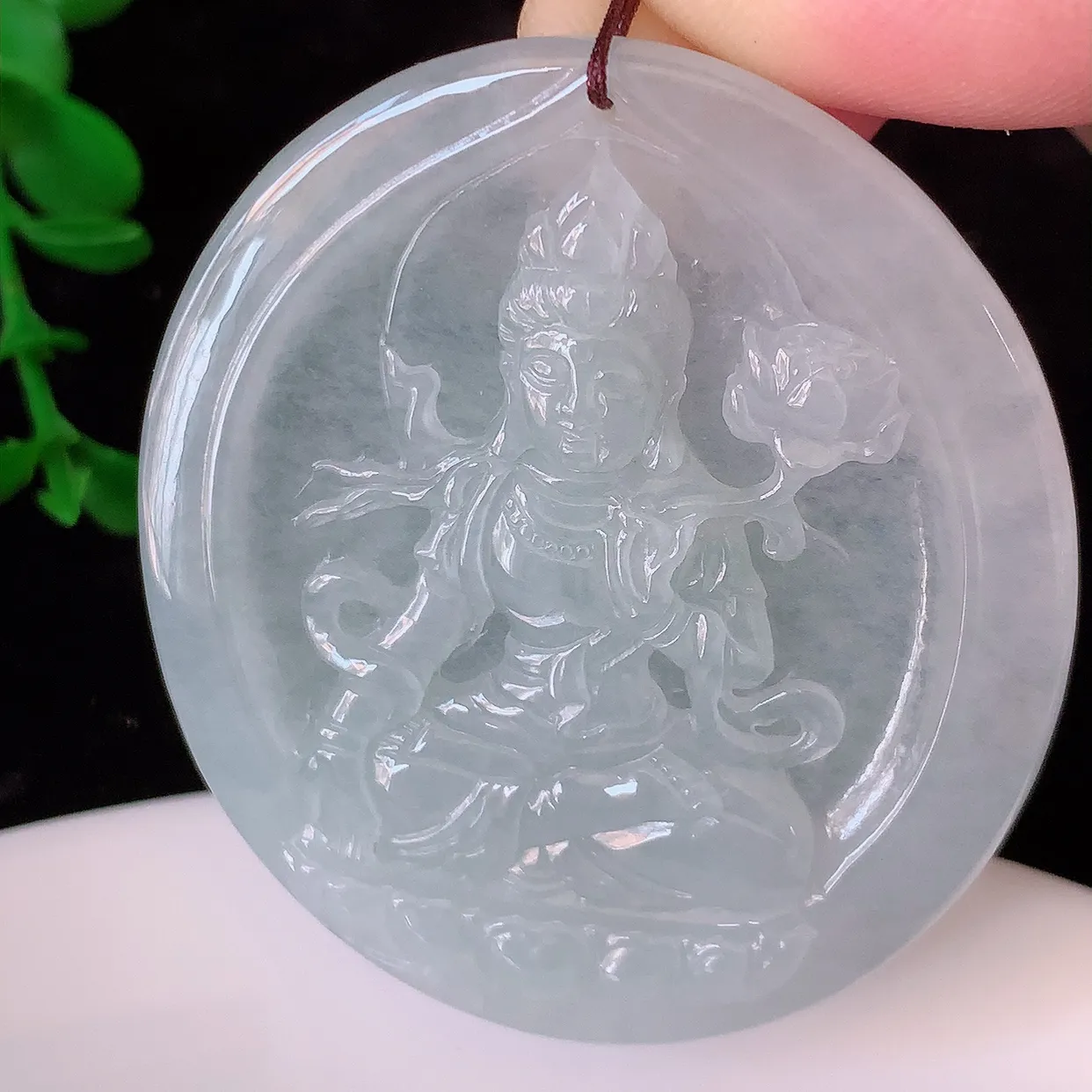 自然光实拍，冰种翡翠观音菩萨吊坠，赐福观音，玉润通透，慈祥端庄！#05.17