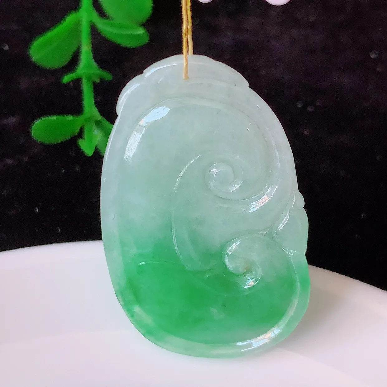 自然光实拍，冰润飘绿翡翠如意吊坠，上身效果非常美，饱满大气，工艺美，万事如意，如意一生，#35.17