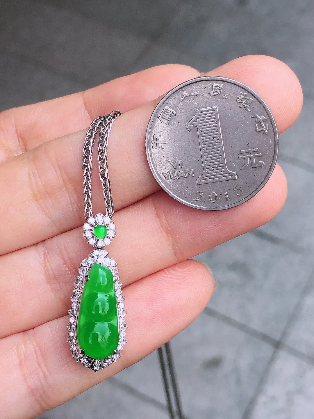阳绿福豆吊坠，色泽均匀艳丽，玉质细腻，荧光感超
强，饱满圆润，尽显优雅气质，18k
金豪华镶嵌