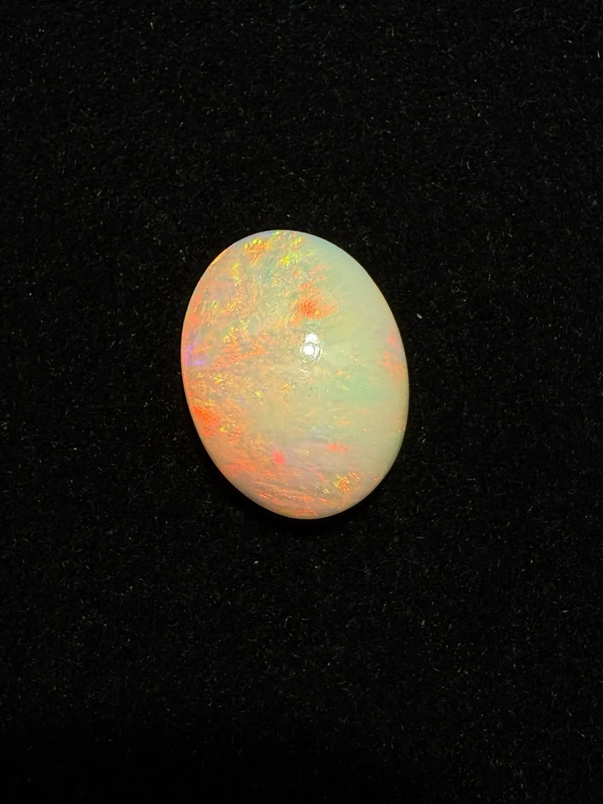 6.375ct天然彩欧泊裸石，尺寸17.3*13.3*5.8mm，颜色美艳，油画般色彩，火彩足。