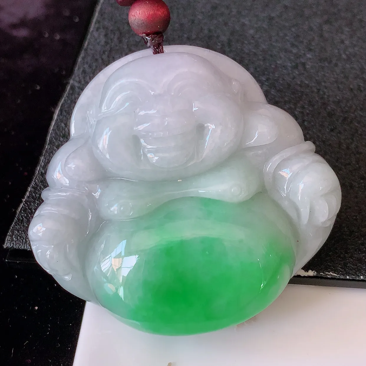 自然光实拍，大件厚装飘绿翡翠佛公吊坠，玉笑佛，饱满，开脸喜庆，配戴优雅迷人！#41.17