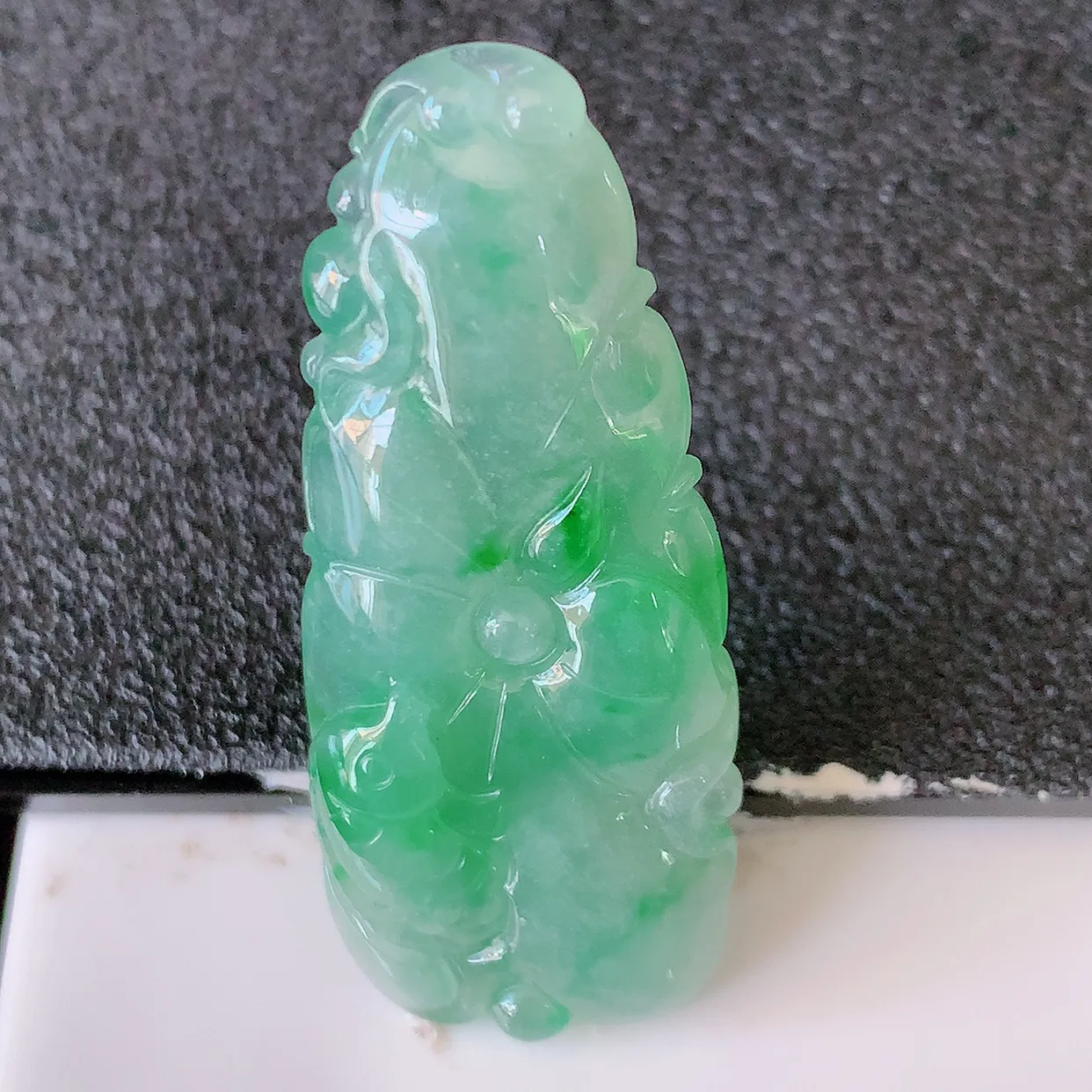 自然光实拍，冰飘花翡翠荷叶鱼、和和美美玉坠，财源广进，自然隐逸、荷本是素不着尘之物，有和美之寓意。#05.17