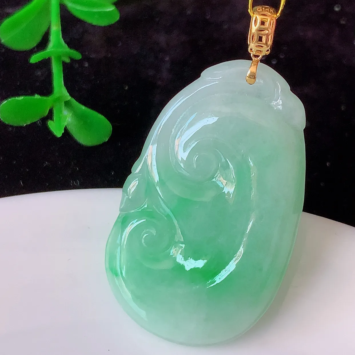 18k金镶嵌飘绿翡翠如意吊坠，沁人心脾，精致典雅的设计，为佩戴者，增添色彩，送礼自留都是佳品选择！#35.17