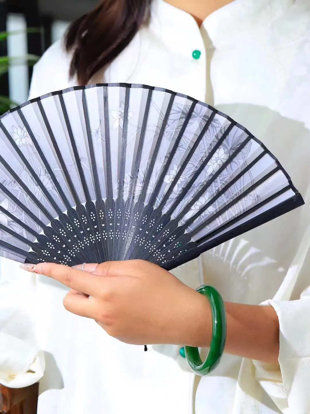 【悠悠芳华.镯】

精品和田玉碧玉手镯 玉质温润 青葱岁月，尽收腕中，婉转流畅，凝岁月悠长。盈一