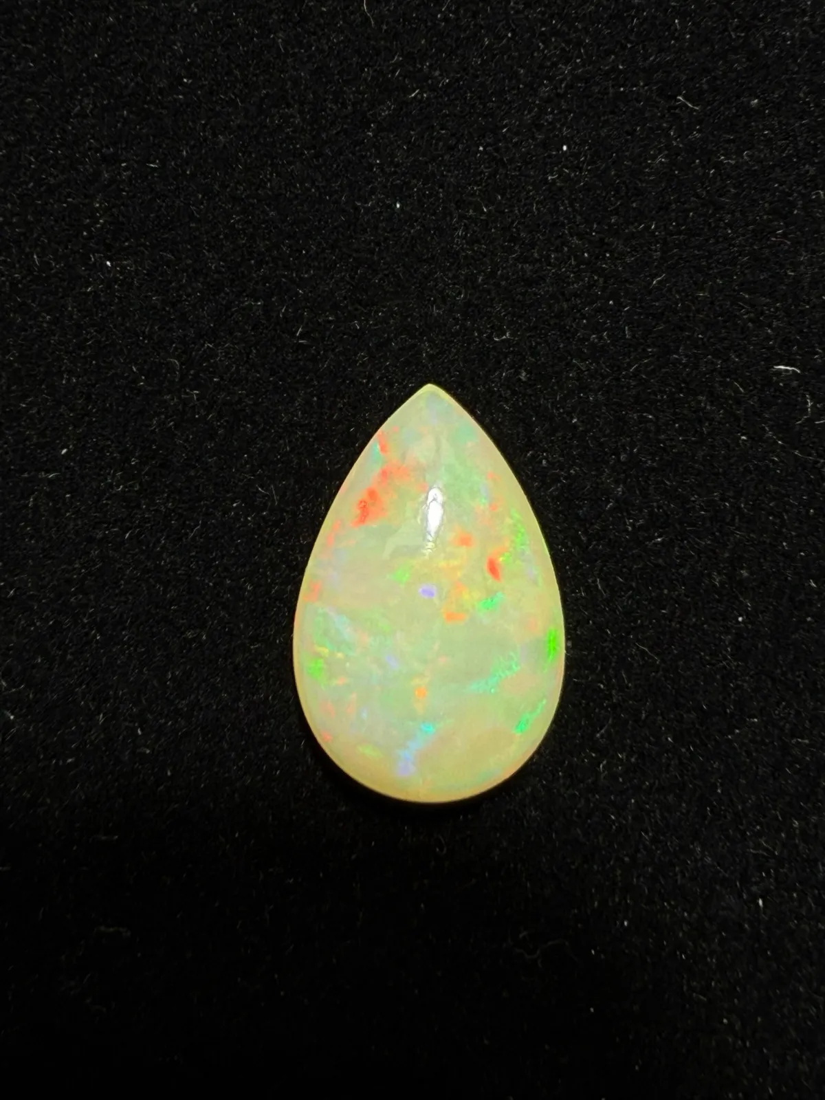 6.24ct天然彩欧泊裸石，尺寸17.8*11.7*6.7mm，颜色美艳，油画般色彩，火彩足。
