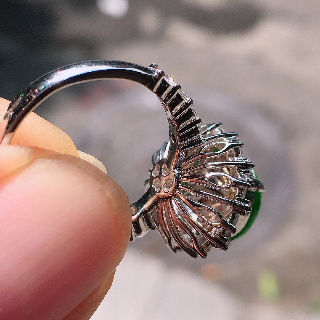 阳绿蛋面戒指，色泽均匀艳丽，玉质细腻，荧光感超
强，饱满圆润，尽显优雅气质，18k
金豪华镶嵌
