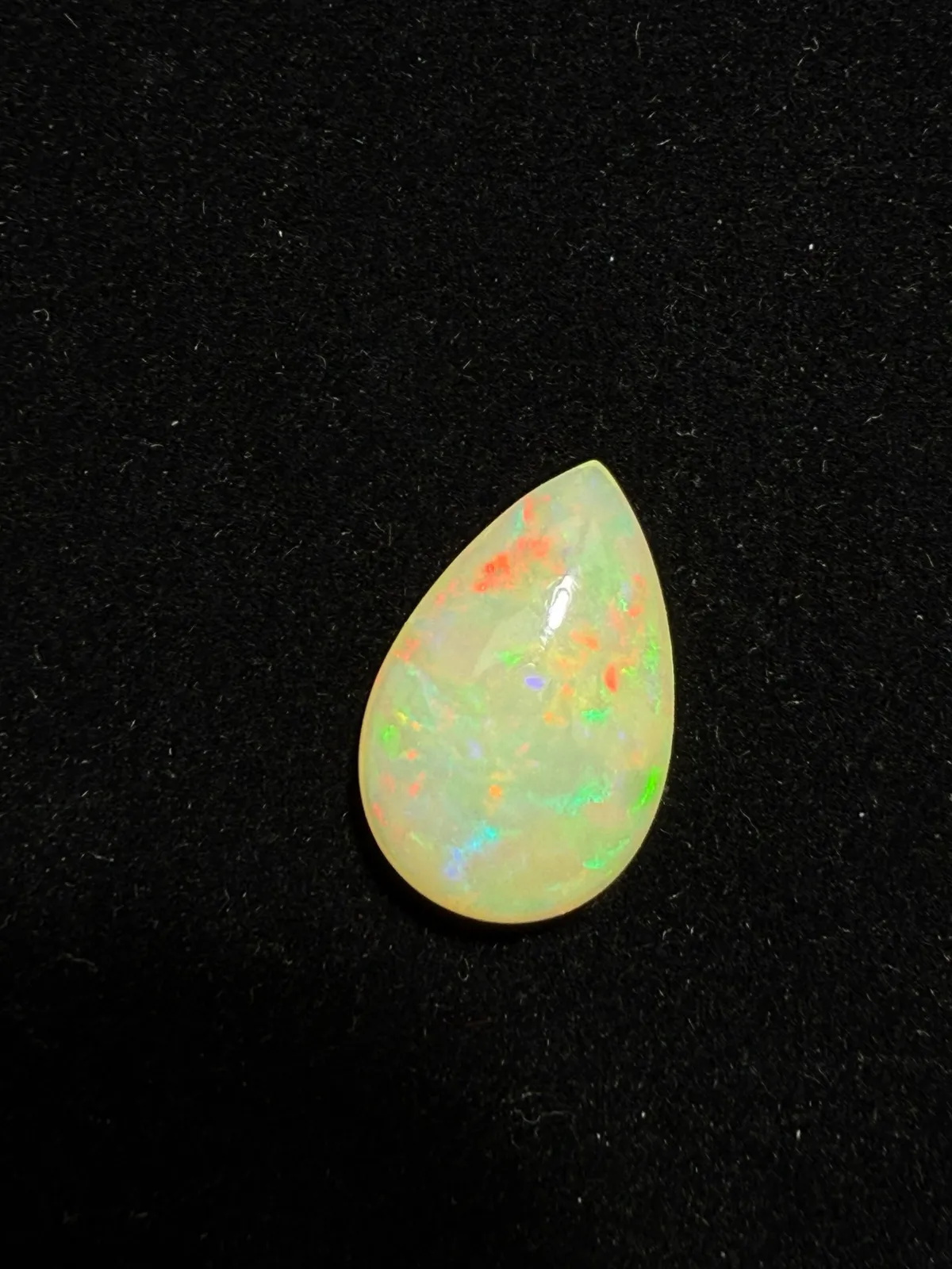 6.24ct天然彩欧泊裸石，尺寸17.8*11.7*6.7mm，颜色美艳，油画般色彩，火彩足。