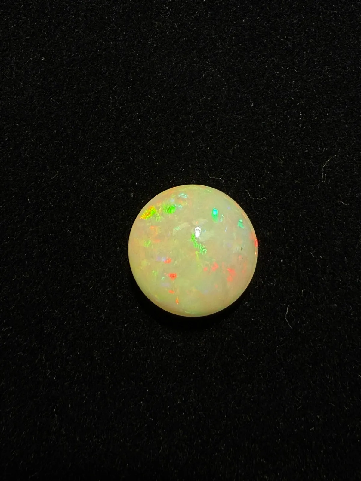 6.715ct天然彩欧泊裸石，尺寸13.5*13.5*8mm，颜色美艳，油画般色彩，火彩足。