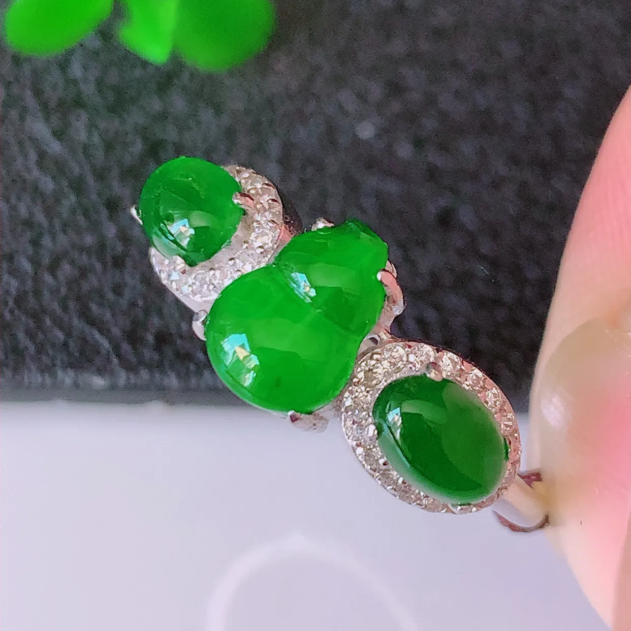冰透满绿翡翠925银镶嵌葫芦戒指，自然光实拍，翠色灵动，颜色漂亮，种老水足，品相佳，佩戴佳品！#97.17（圈口可调大小）整体22.5*17.5*5裸石7.8*5.8
