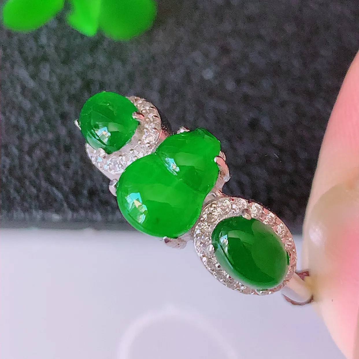 冰透满绿翡翠925银镶嵌葫芦戒指，自然光实拍，翠色灵动，颜色漂亮，种老水足，品相佳，佩戴佳品！#97.17（圈口可调大小）整体22.5*17.5*5裸石7.8*5.8