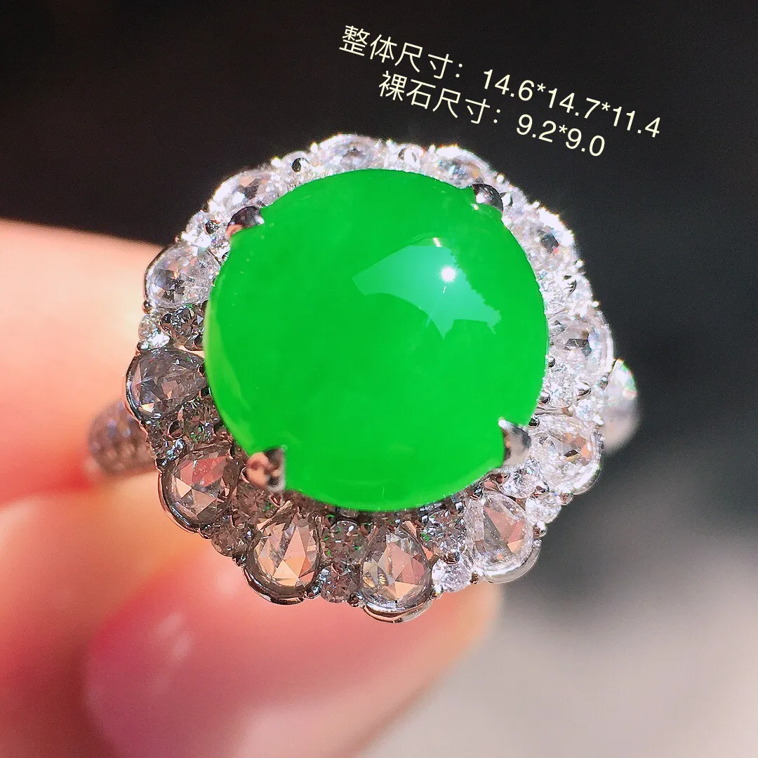 阳绿蛋面戒指，色泽均匀艳丽，玉质细腻，荧光感超
强，饱满圆润，尽显优雅气质，18k
金豪华镶嵌