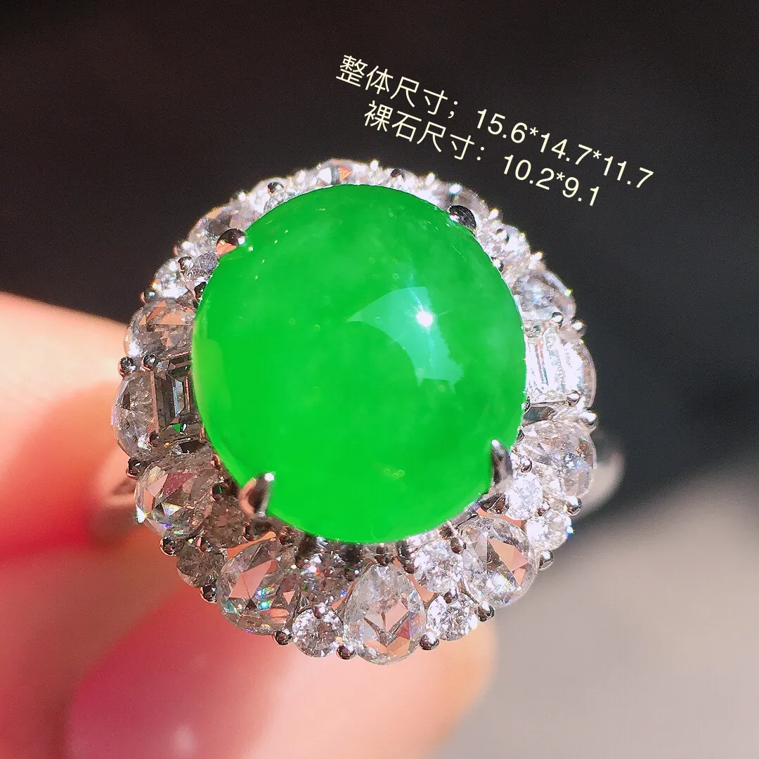阳绿蛋面戒指，色泽均匀艳丽，玉质细腻，荧光感超
强，饱满圆润，尽显优雅气质，18k
金豪华镶嵌