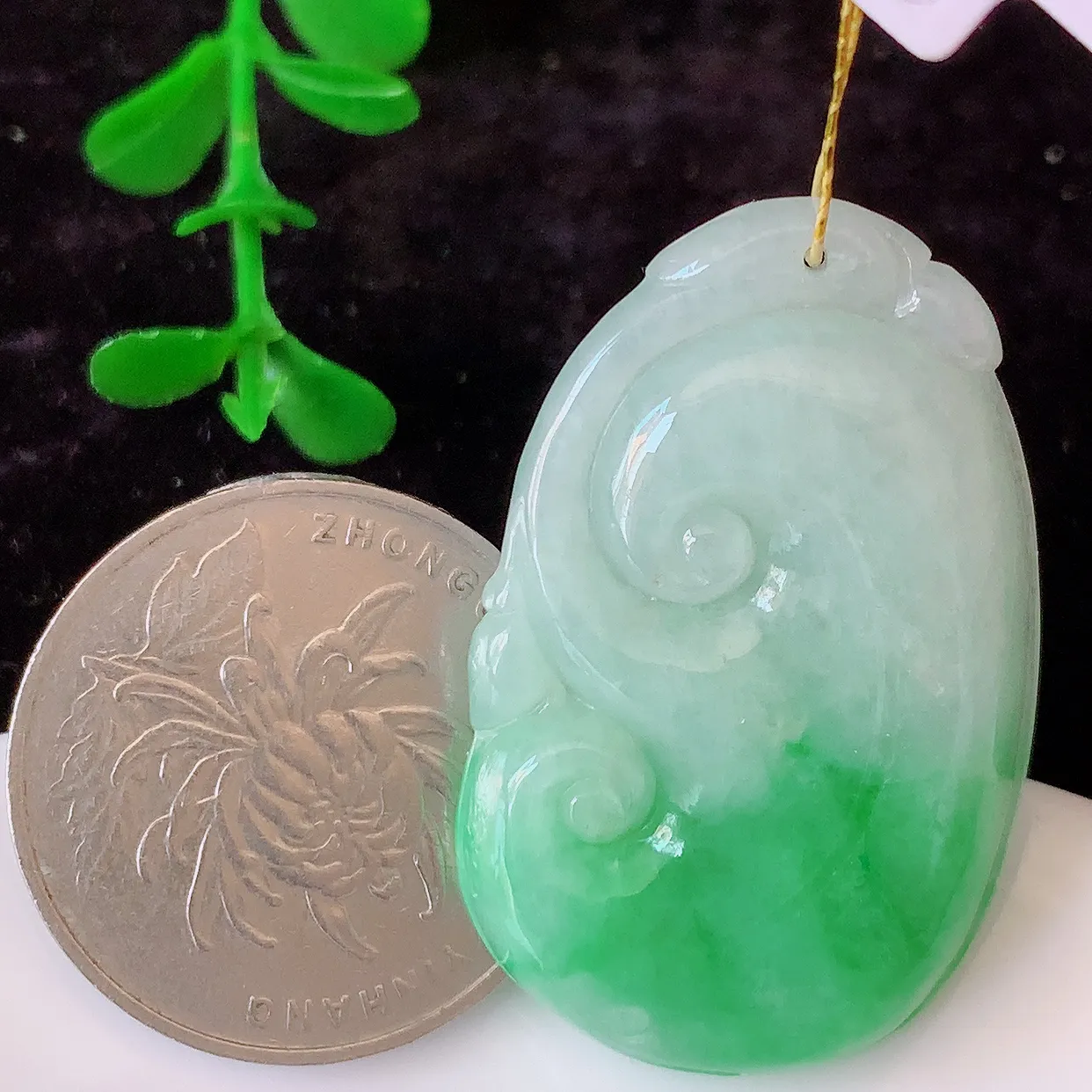 自然光实拍，冰润飘绿翡翠如意吊坠，上身效果非常美，饱满大气，工艺美，万事如意，如意一生，#35.17