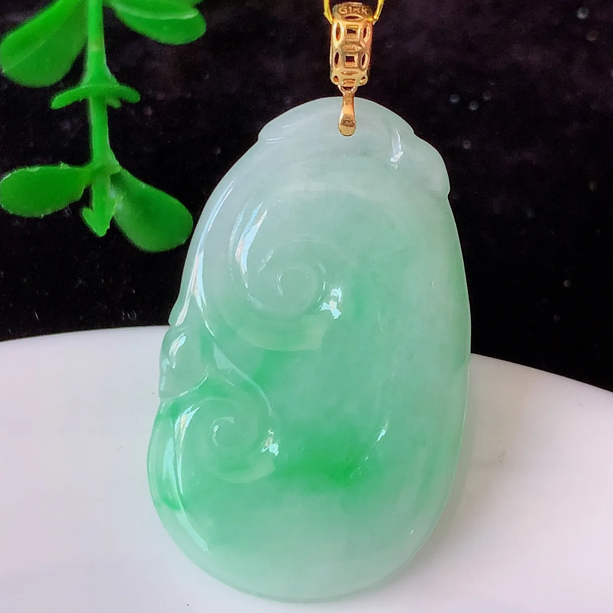 18k金镶嵌飘绿翡翠如意吊坠，沁人心脾，精致典雅的设计，为佩戴者，增添色彩，送礼自留都是佳品选择！#35.17