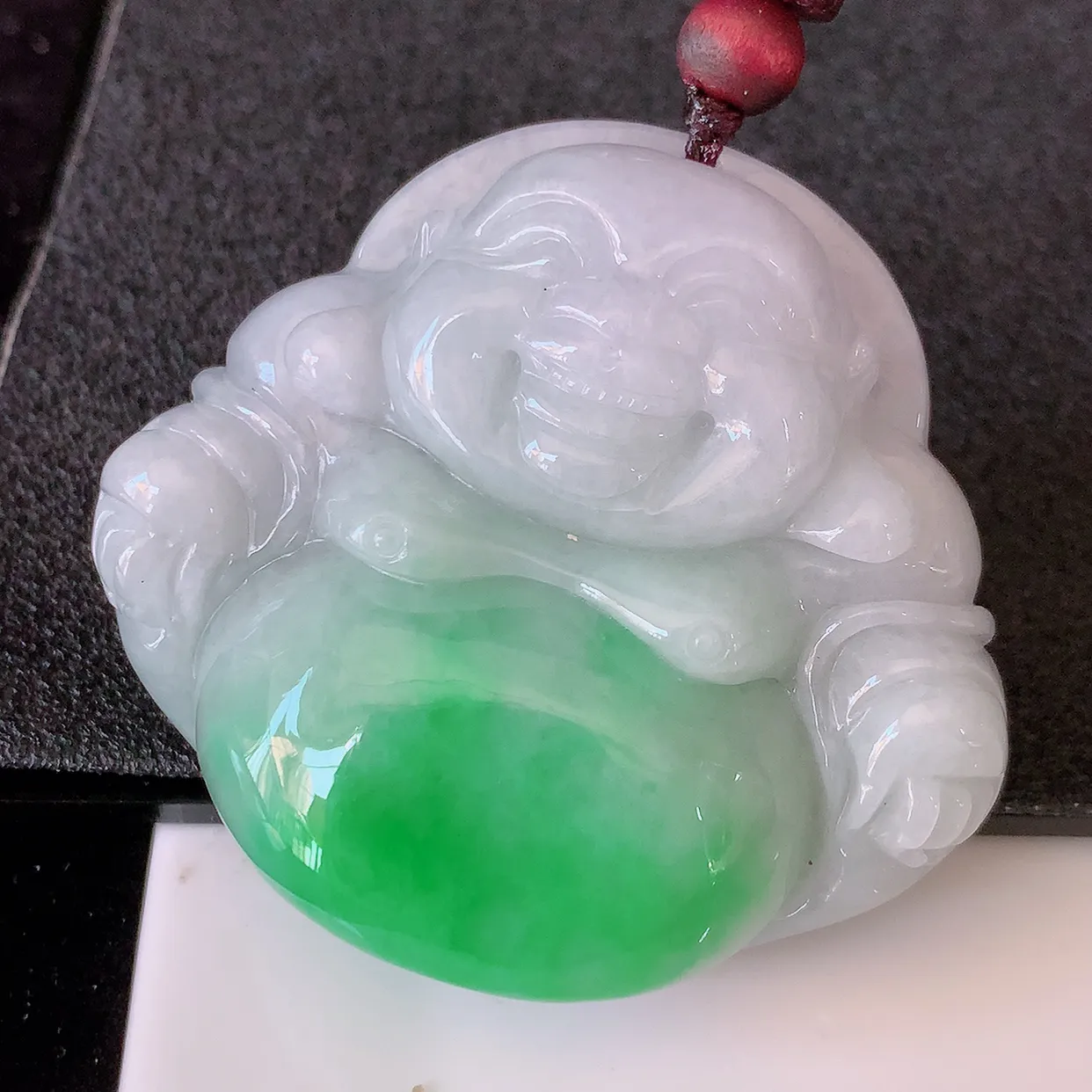 自然光实拍，大件厚装飘绿翡翠佛公吊坠，玉笑佛，饱满，开脸喜庆，配戴优雅迷人！#41.17