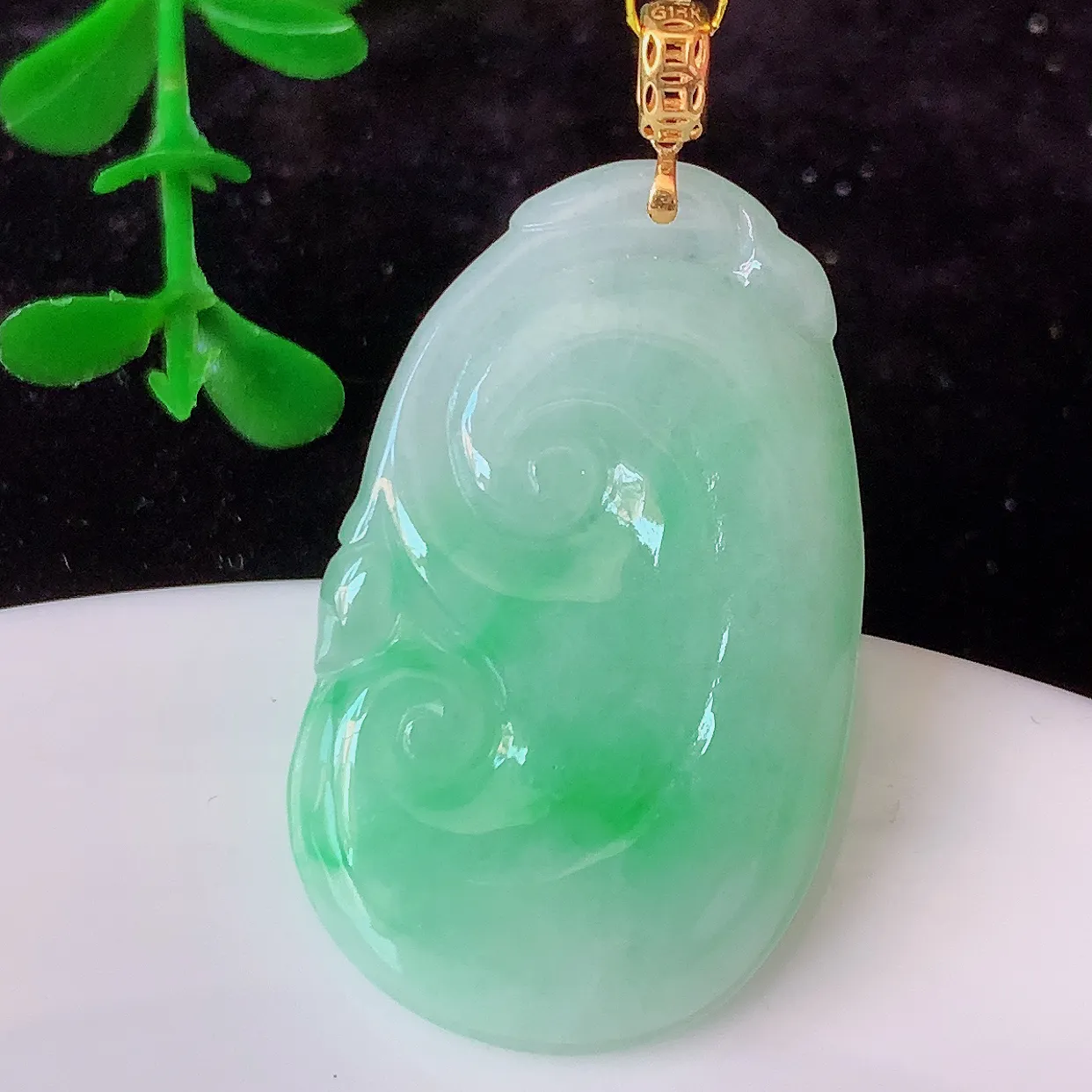 18k金镶嵌飘绿翡翠如意吊坠，沁人心脾，精致典雅的设计，为佩戴者，增添色彩，送礼自留都是佳品选择！#