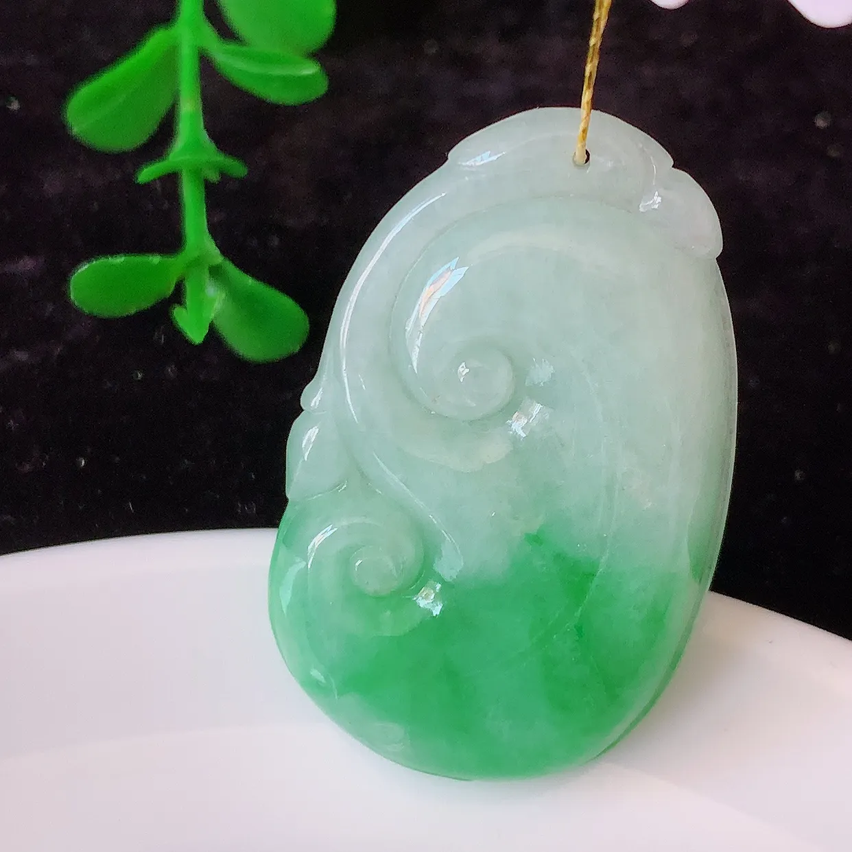 自然光实拍，冰润飘绿翡翠如意吊坠，上身效果非常美，饱满大气，工艺美，万事如意，如意一生，#35.17
