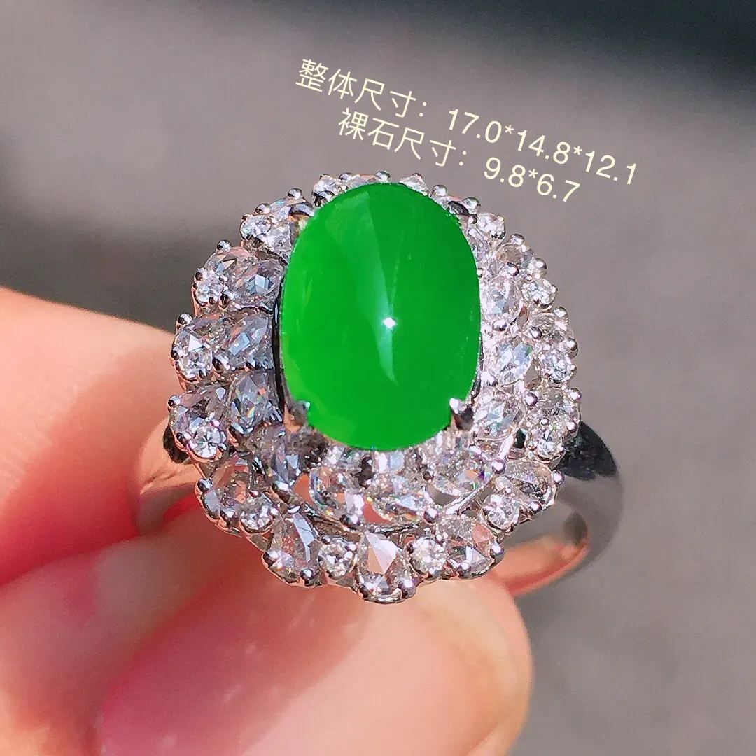阳绿蛋面戒指，色泽均匀艳丽，玉质细腻，荧光感超
强，饱满圆润，尽显优雅气质，18k
金豪华镶嵌