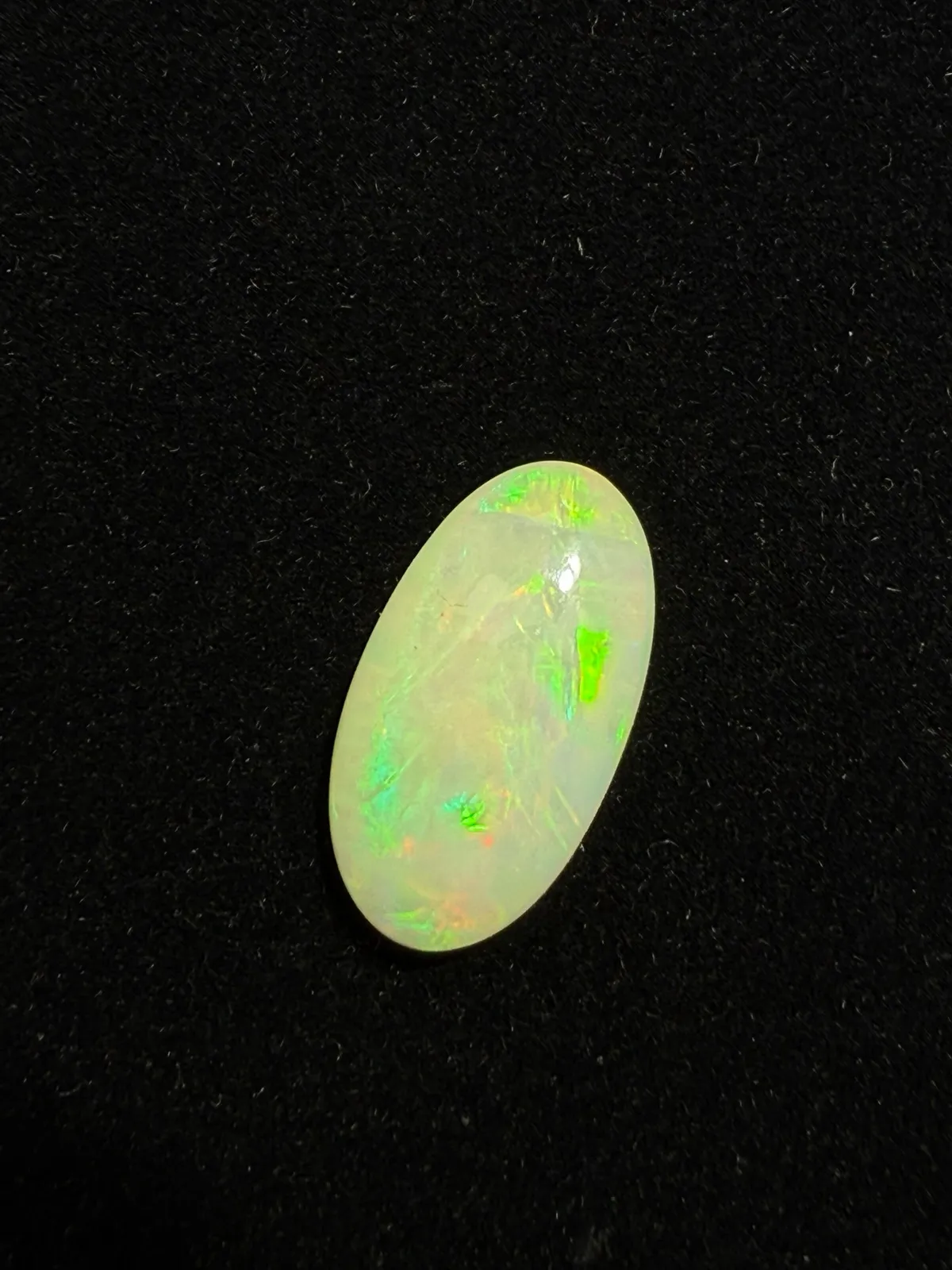 6.565ct天然彩欧泊裸石，尺寸20.2*11.2*5.3mm，颜色美艳，油画般色彩，火彩足。