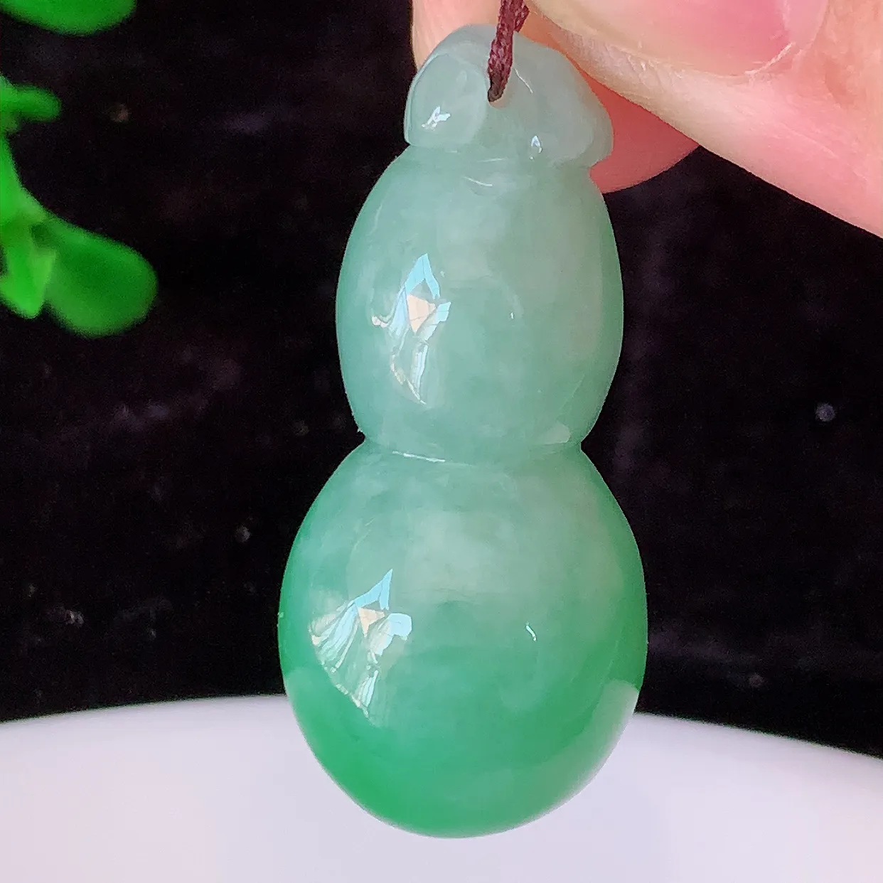 自然光实拍，冰润飘绿翡翠葫芦吊坠，寓意福禄双全，财源滚滚，清新脱俗，佩戴效果优雅迷人！#05.17