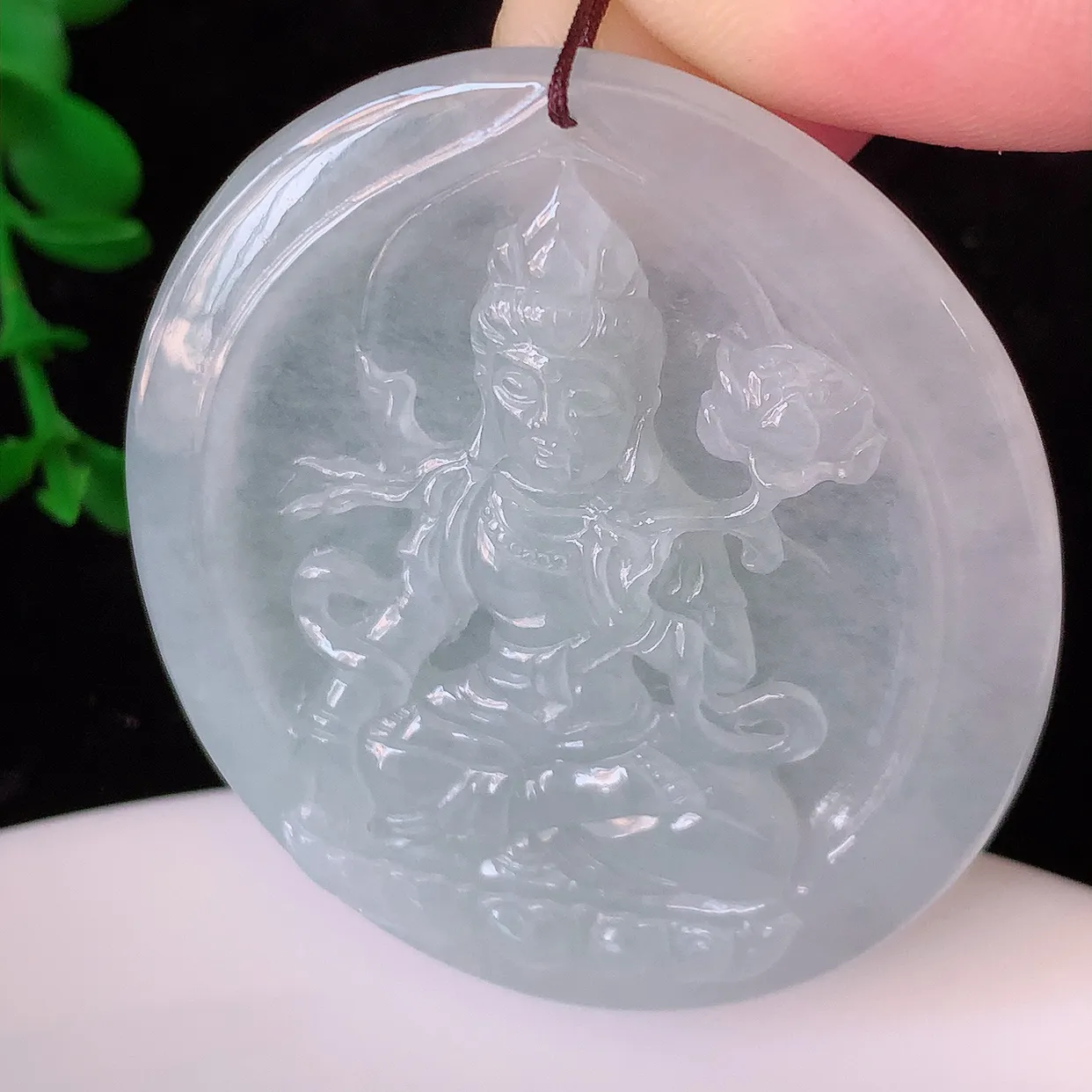 自然光实拍，冰种翡翠观音菩萨吊坠，赐福观音，玉润通透，慈祥端庄！#05.17