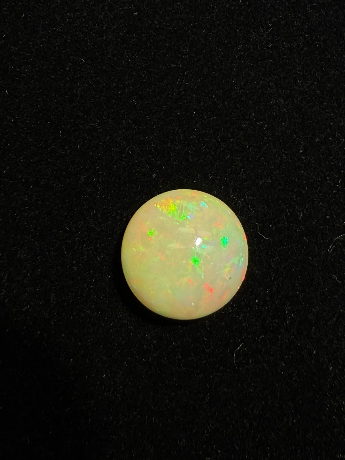 6.715ct天然彩欧泊裸石，尺寸13.5*13.5*8mm，颜色美艳，油画般色彩，火彩足。
