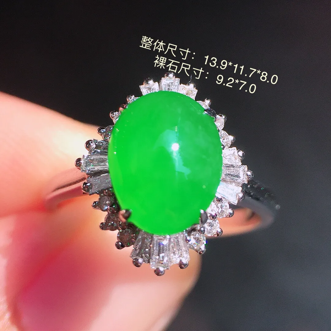 阳绿蛋面戒指，色泽均匀艳丽，玉质细腻，荧光感超
强，饱满圆润，尽显优雅气质，18k
金豪华镶嵌